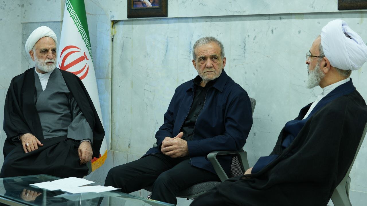 تشکیل دومین جلسه شورای موقت رهبری با حضور پزشکیان، اژه ای و اعرافی