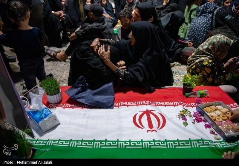 میناب دوباره در سوگ نشست/ تشییع قطعات پیکر شهدای دانش‌آموز