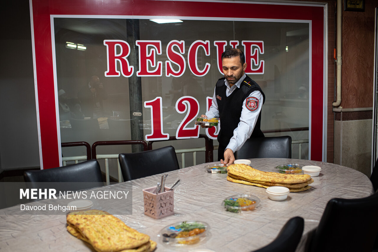افطار ماه رمضان در جمع آتش‌نشانان مشهد