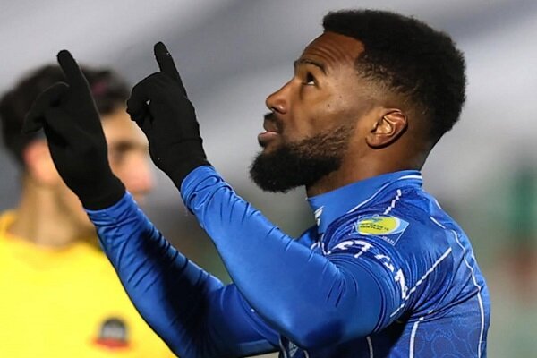 نازون بی توجه به استقلال در عربستان + عکس