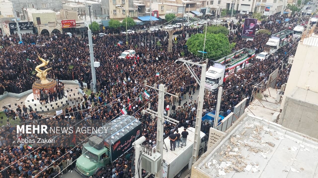 ورود کاروان پیکر ۱۳۹ شهید دانش آموز به میان جمعیت مردم عزادار میناب