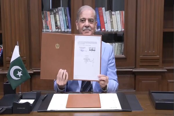 «شهباز شریف» تفاهم‌نامه اسلام‌آباد را امضا کرد+ فیلم