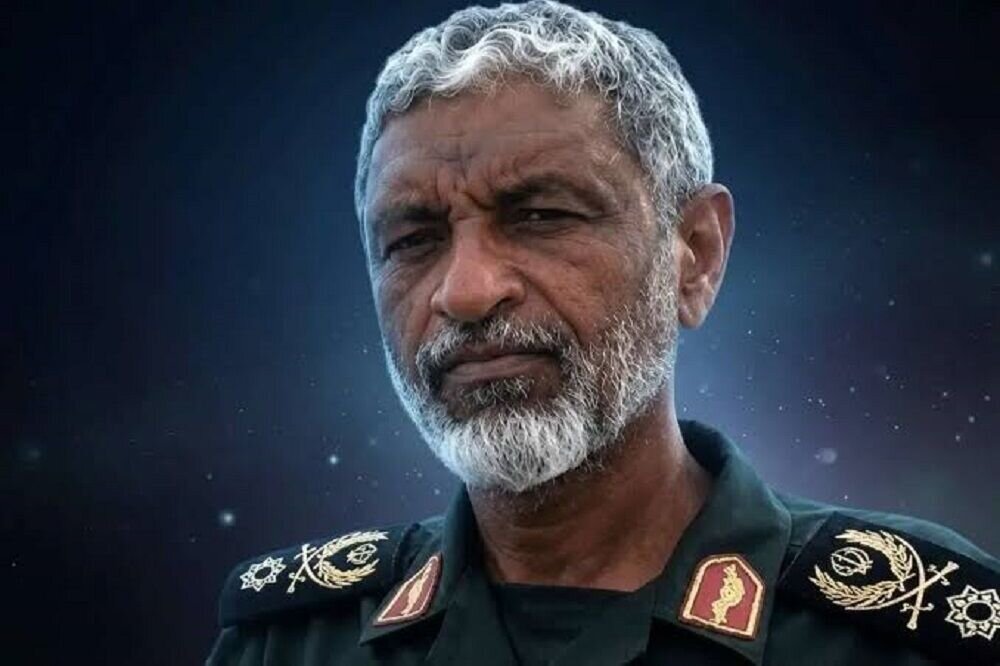 دریادار عظمایی: گلوی جهان‌خواران را رها نخواهیم کرد
