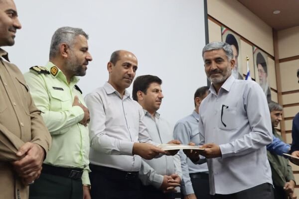 کارمندان نمونه دستگاه‌های اجرایی شهرستان دشتی تجلیل شدند