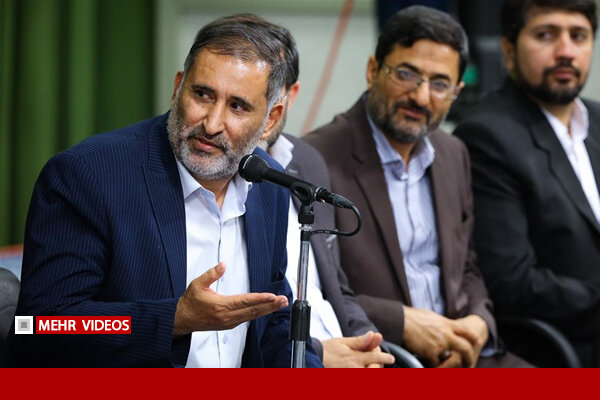 شعرخوانی علیرضا قزوه در بزرگداشت هفته هنر بسیج