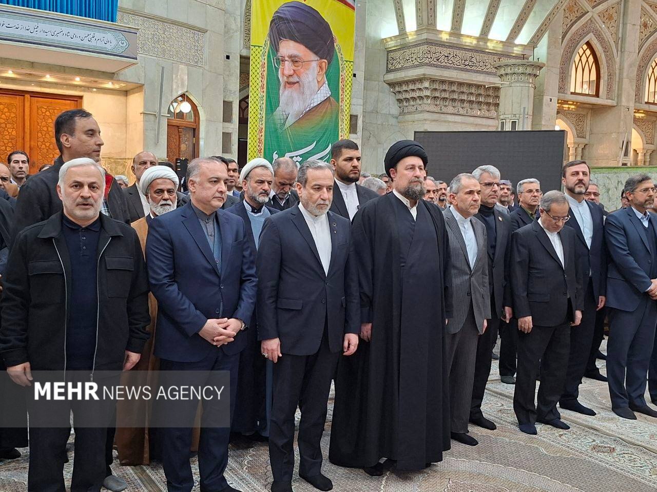 عراقچی و کارکنان وزارت امور خارجه در حرم امام خمینی (ره)