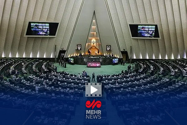 نمایندگان مجلس لباس ارتش به تن داشتند