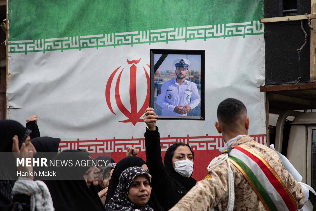 پیکر پاک و مطهر ۱۱ شهید ناوشکن دنا در بندرعباس تشییع می‌شود