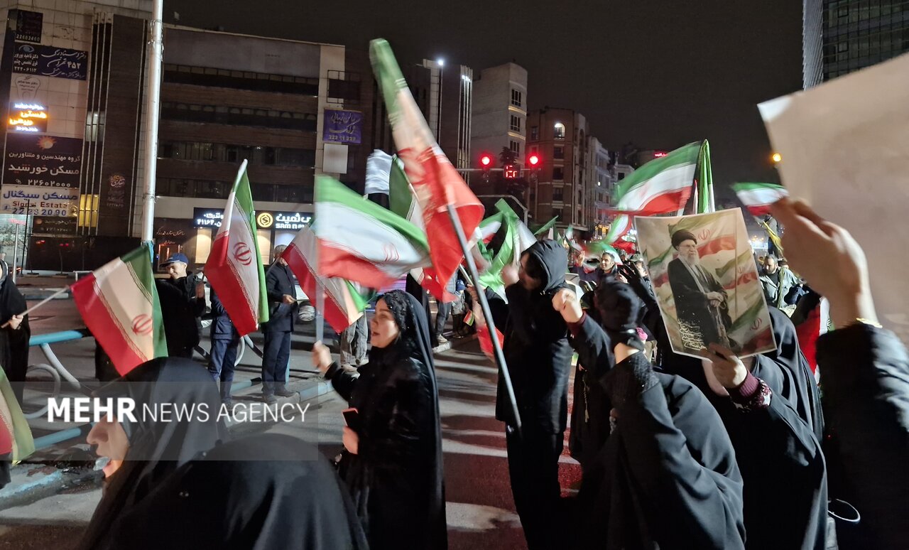 اجتماع مردمی سوگ رهبر شهید در اندرزگوی تهران