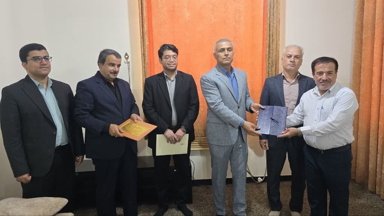 فرماندار گناوه: تکریم خانواده‌های شهدا از اولویت‌های دولت است