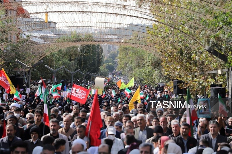 سنندج یکپارچه «جان‌فدا» شد؛ شیعه و سنی در میدان دفاع از انقلاب+فیلم