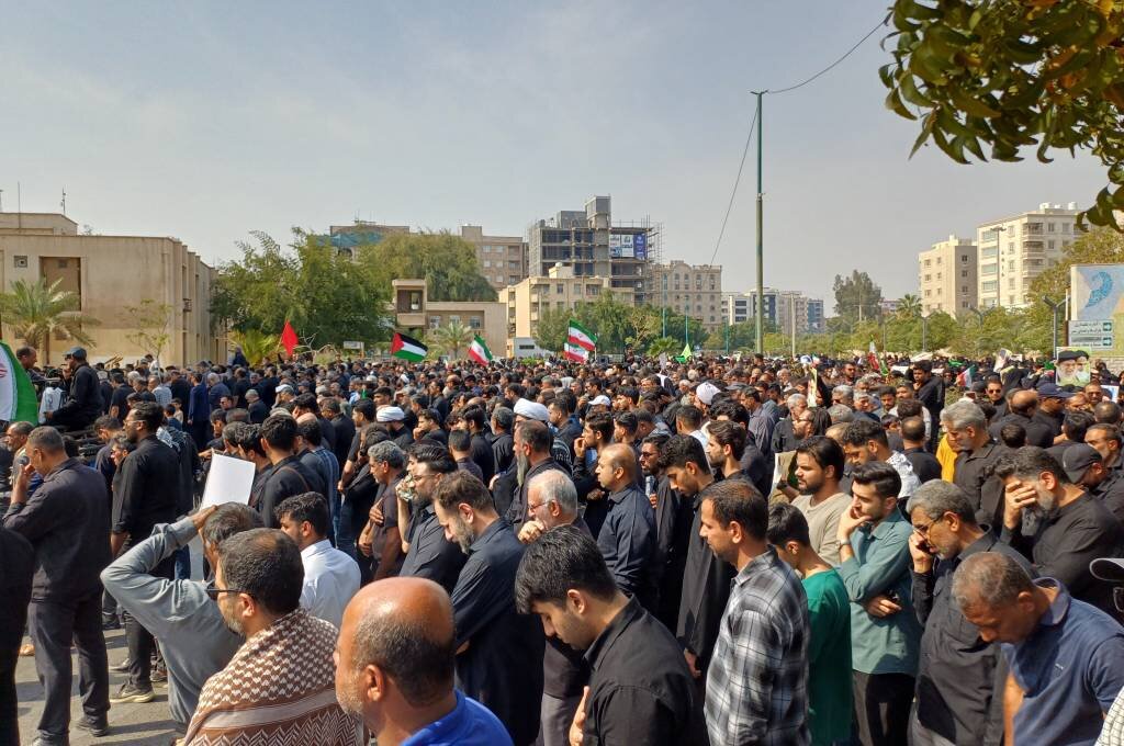 خروش مردم بندرعباس در سوگ امام خامنه‌ای