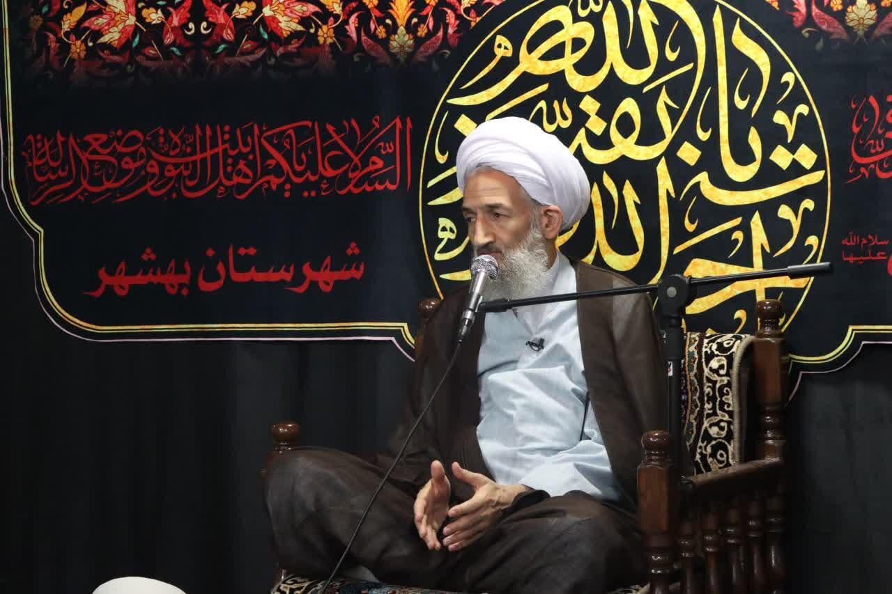 آیت الله لایینی: همگان وظیفه حمایت و بیعت با رهبر جدید انقلاب را داریم