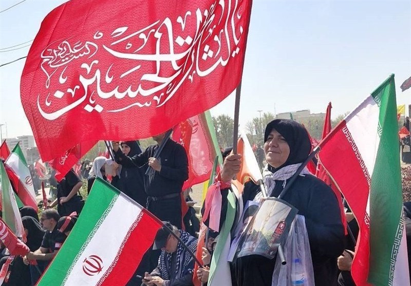 زنی پرصلابت با پرچم ایران؛ زنی شبیه ایران بود