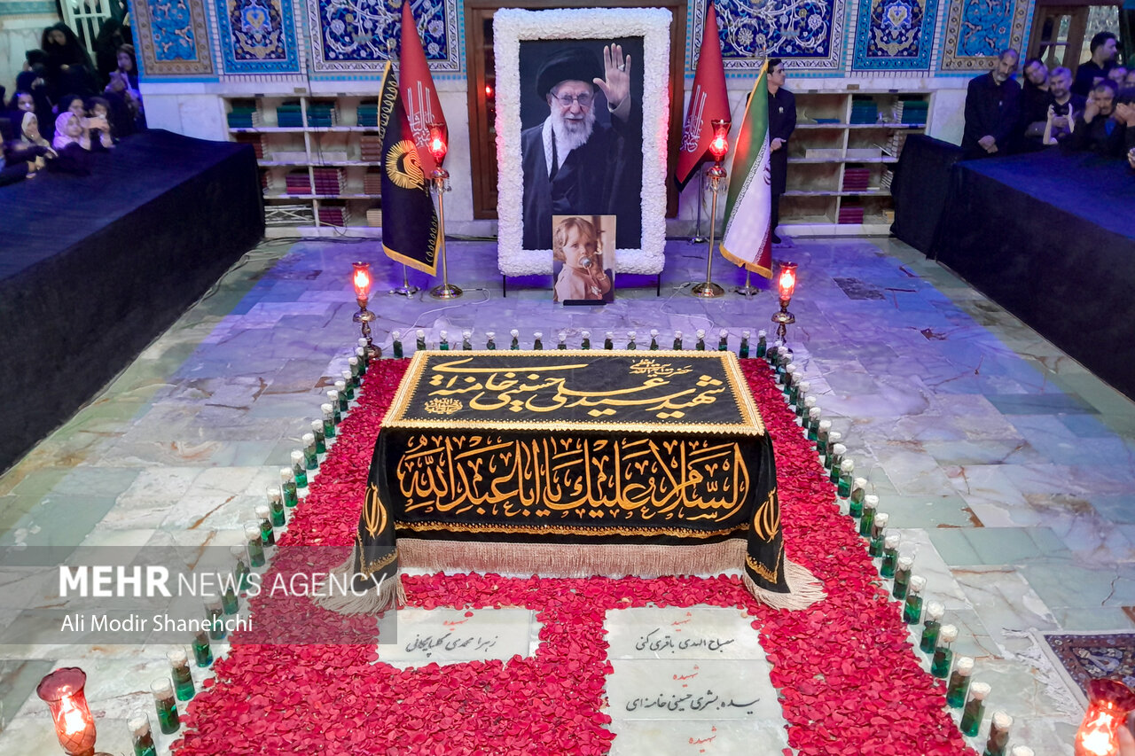مزار رهبر شهید در شب شهادت امام رضا(ع)