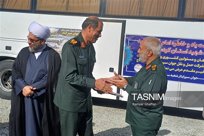 تجلیل فرمانده قرارگاه حمزه سیدالشهدا(ع) از فرماندهان سپاه کردستان+عکس