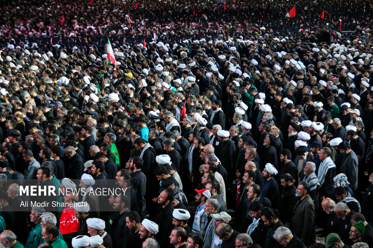 اقامه دسته‌جمعی نماز لیلة‌الدفن برای رهبر شهید در حرم مطهر رضوی