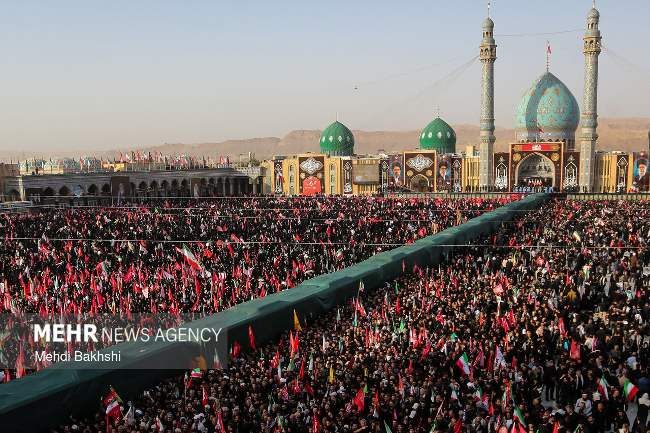 اقامه نماز بر پیکر رهبر شهید انقلاب در مسجد مقدس جمکران