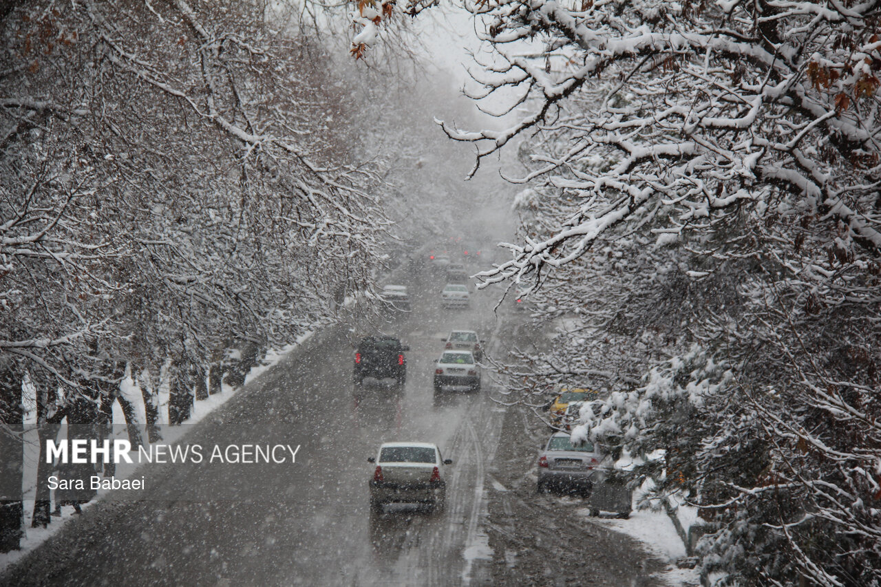 آخرین وضعیت جوی جاده های کشور; بارش برف و باران در محورهای 18 استان
