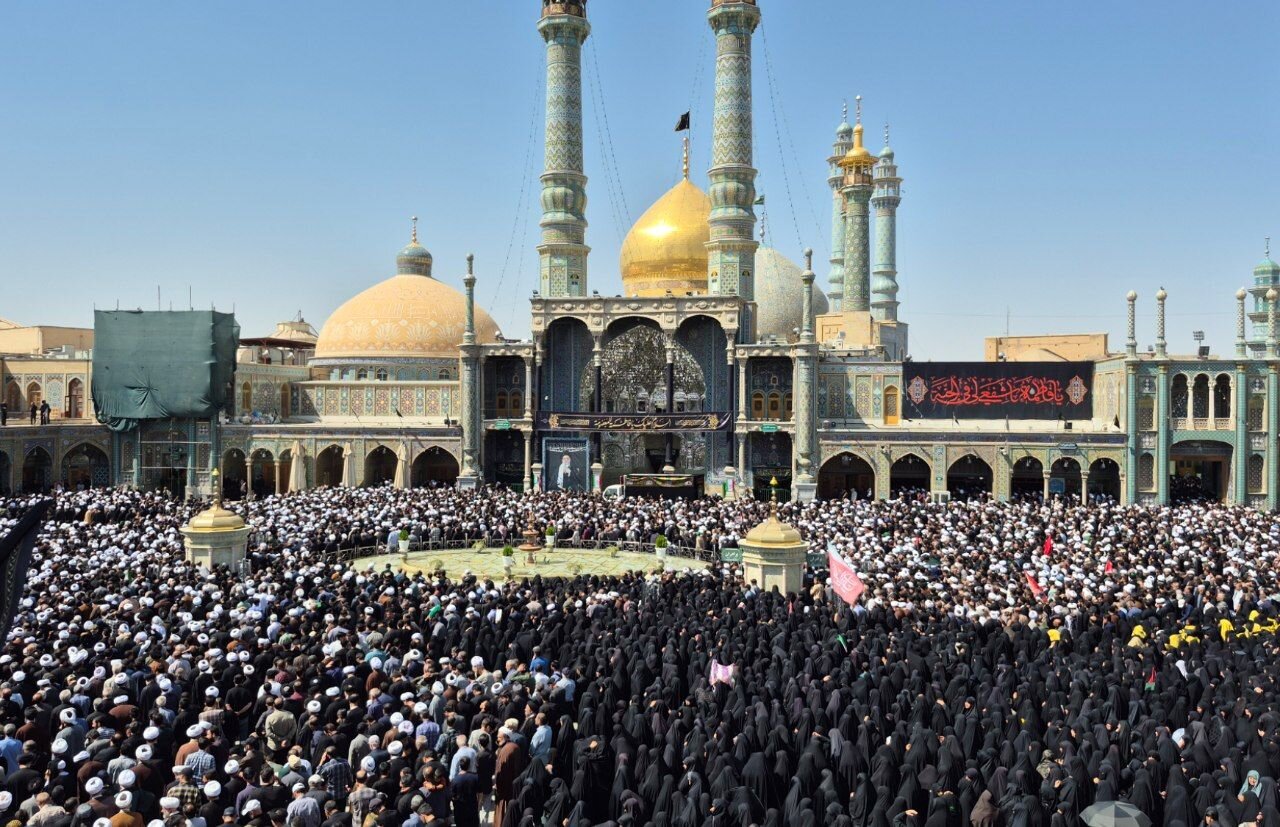 طواف پیکر آیت‌الله شبیری زنجانی در حرم بانوی کرامت
