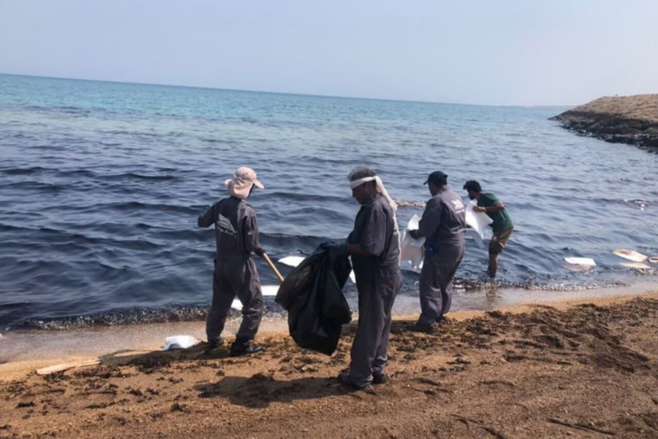 فرماندار قشم: آلودگی نفتی سواحل جزیره قشم تحت کنترل است