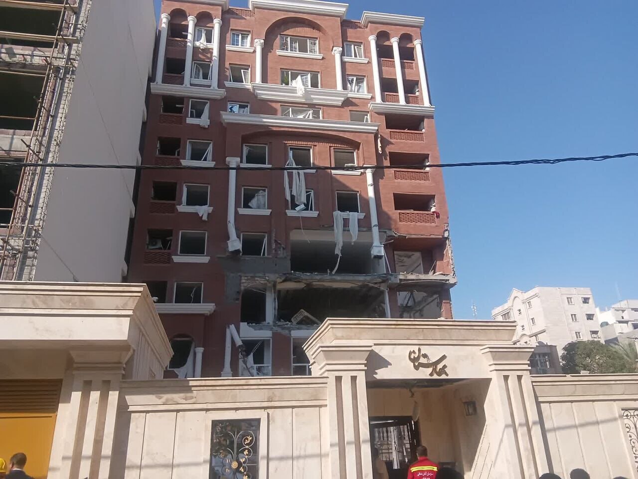 مدیریت بحران در خصوص انفجار منزل مسکونی در اهواز: این حادثه در طبقات دوم و سوم این ساختمان رخ داده اما علت آن هنوز مشخص نیست.