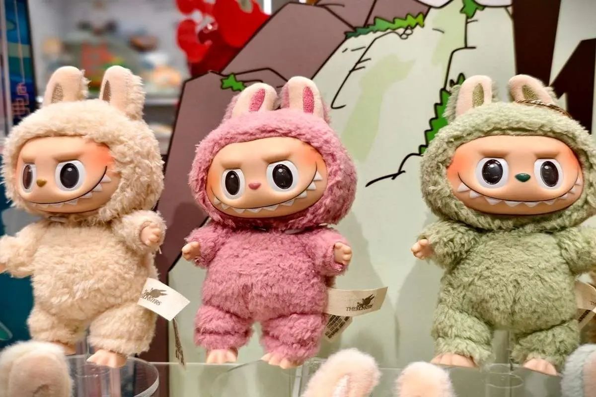 اکونومیست: نبرد مسئولان چینی با رقیب «لبوبو»/ مقامات پکن یک کارزار سراسری «لافوفوگیری» علیه نسخه‌های تقلبی عروسک ترند، راه انداختند!