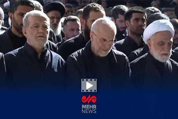 سران قوا در صف اول اقامه نماز بر پیکر مطهر رهبر شهید انقلاب و خانواده