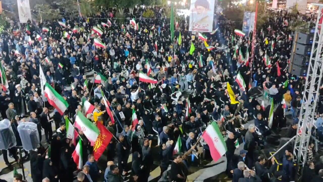 تجمع شبانه مردم در میدان امام خمینی (ره) بوشهر