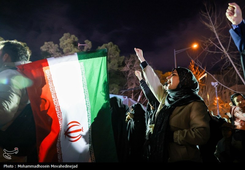 بیعت جمعی از دانشگاهیان با رهبرانقلاب مقابل دانشگاه تهران
