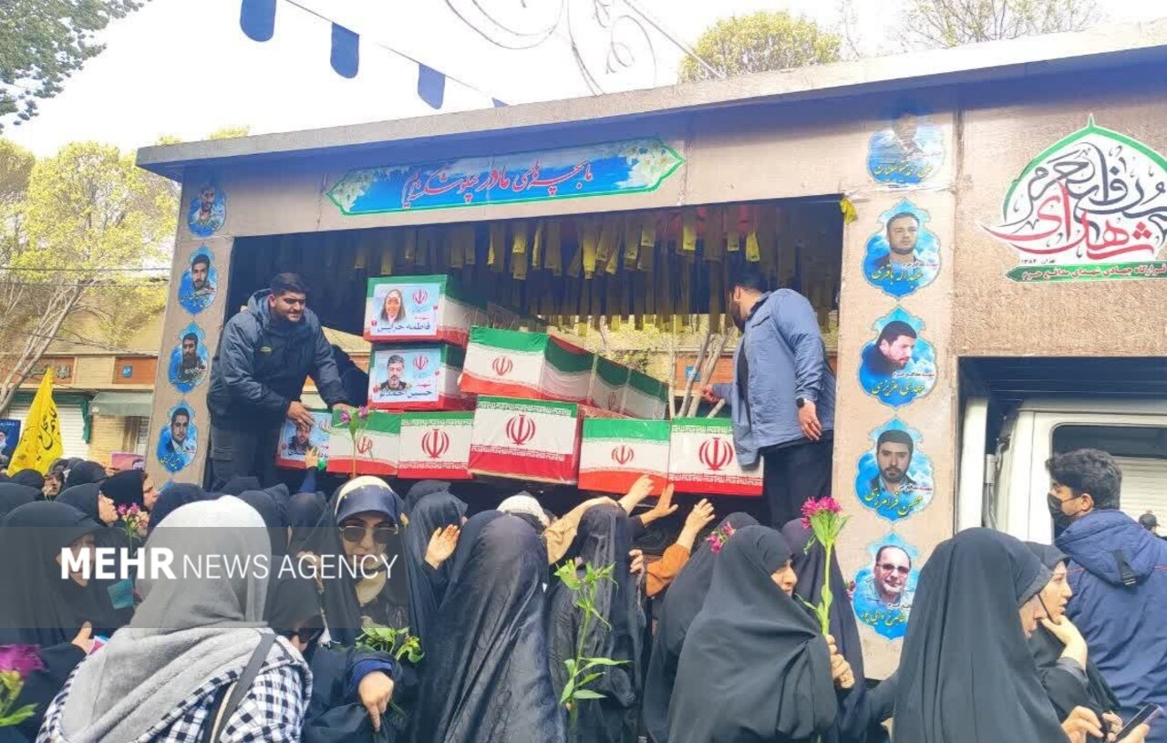 تشییع ۹ تن از شهدای مدافع وطن در قبله تهران