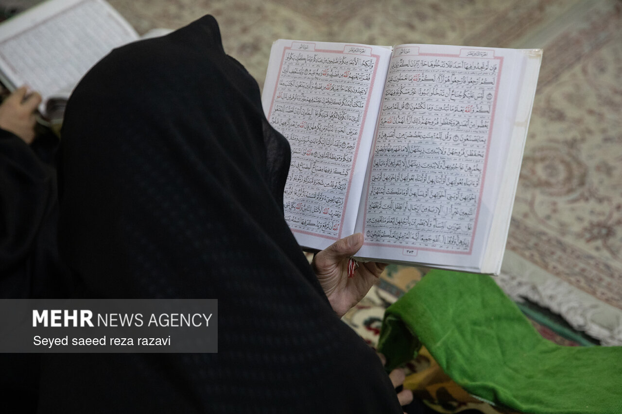 لحظاتی از تلاوت قرآن کریم در مراسم یادبود شهدای خانواده رهبری