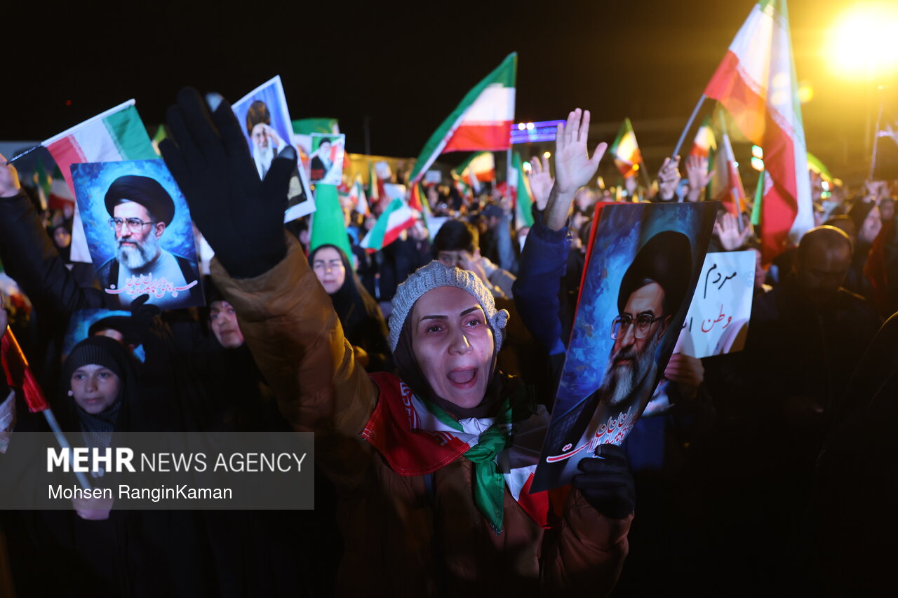 عزاداری و تجمع مردمی در سوگ رهبر شهید در میدان انقلاب اسلامی تهران