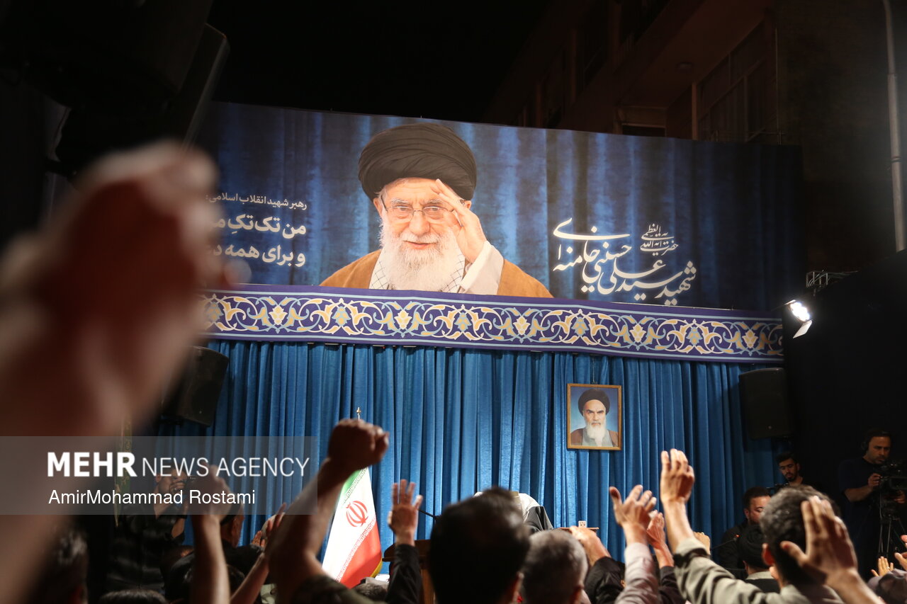 کفن‌پوشان دیار ۱۵خرداد در میدان فلسطین با رهبر انقلاب تجدید بیعت کردند