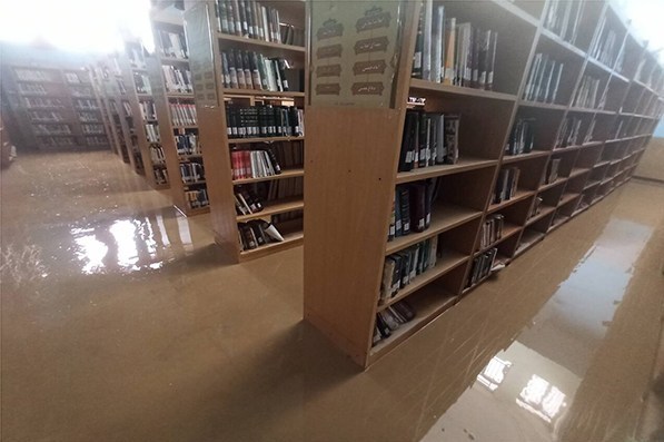 سیل به کتابخانه 60 ساله جهرم خسارت زد