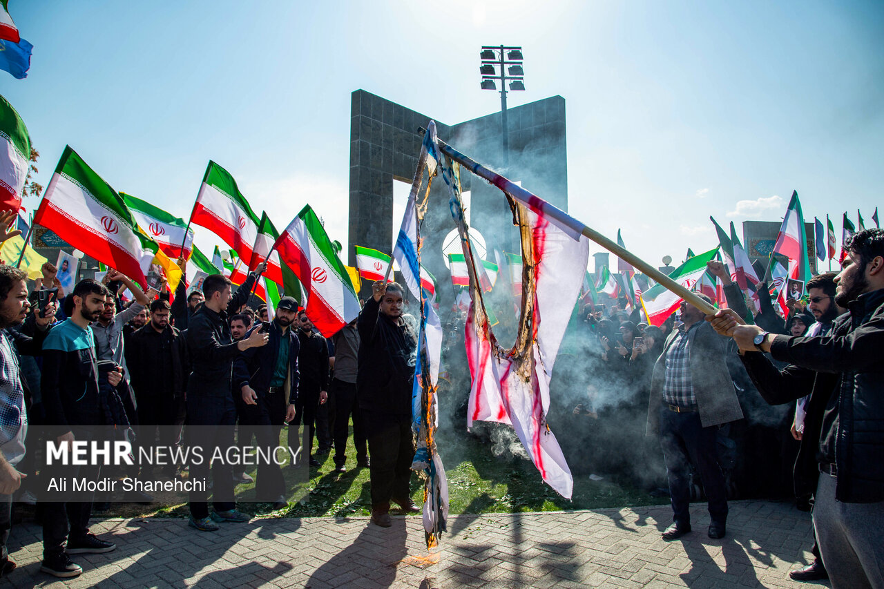 تجمع دانشجویان مشهد در محکومیت حملات اسرائیل و آمریکا به ایران