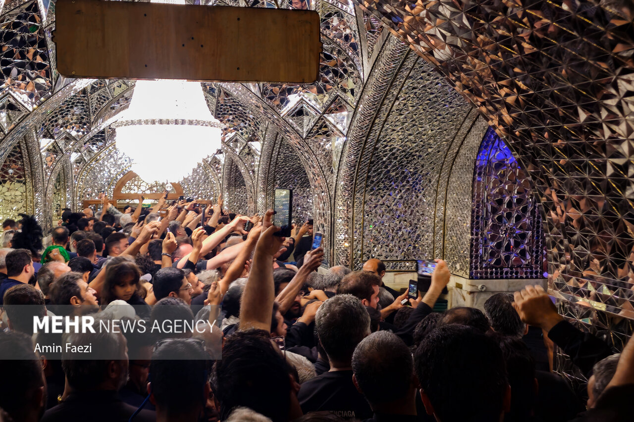 انتظار و صف طولانی زائران برای رسیدن به رواق دارالذکر حرم مطهر رضوی