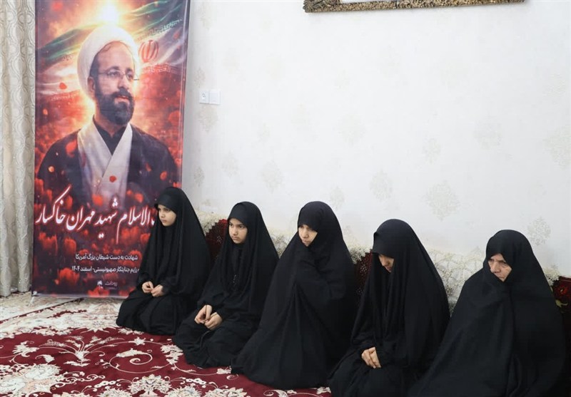 تجلیل امام جمعه همدان از خانواده شهید حجت الاسلام خاکسار