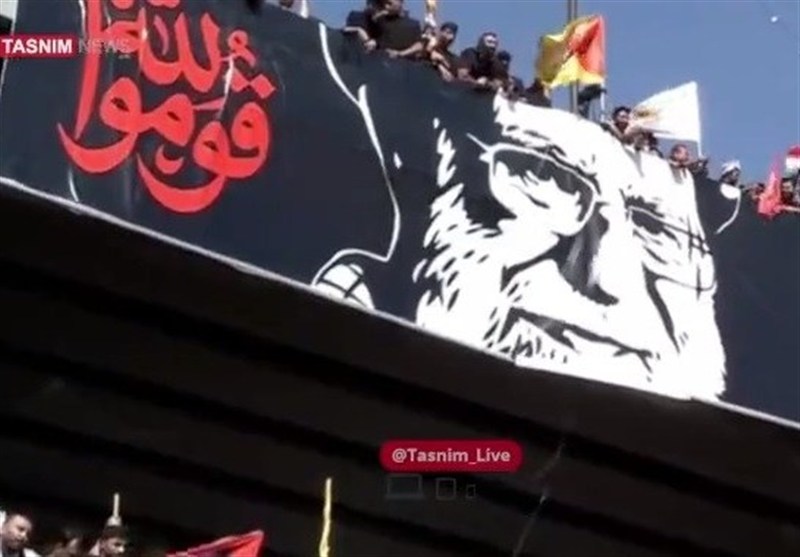 اهتزاز پرچم «قوموا للّه» با عکسی از امام شهید در نجف اشرف
