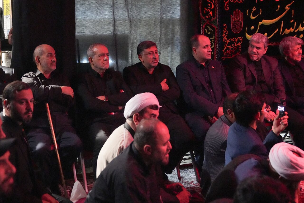 حضور رئیس‌ جمهور در آیین روضه خانگی شهید علی لاریجانی