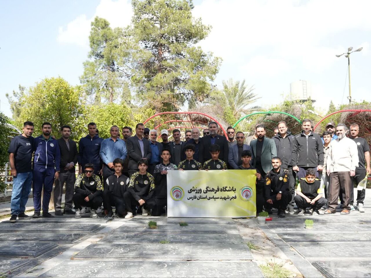 تجدید میثاق بازیکنان تیم فجر شهید سپاسی با فرمانده شهید