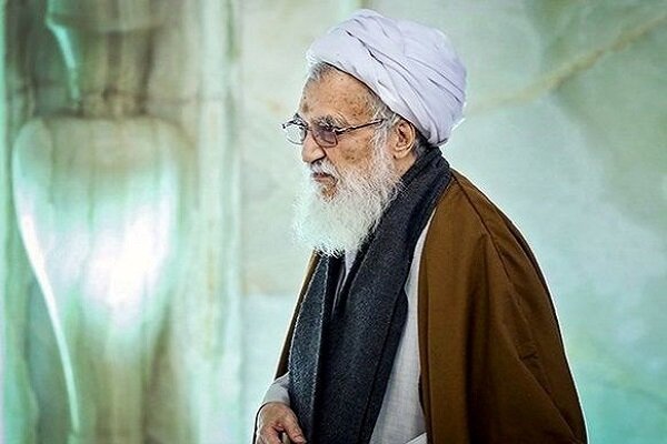 قرائت پیام آیت‌الله موحدی کرمانی به یادبود شهدای خانواده امام شهید