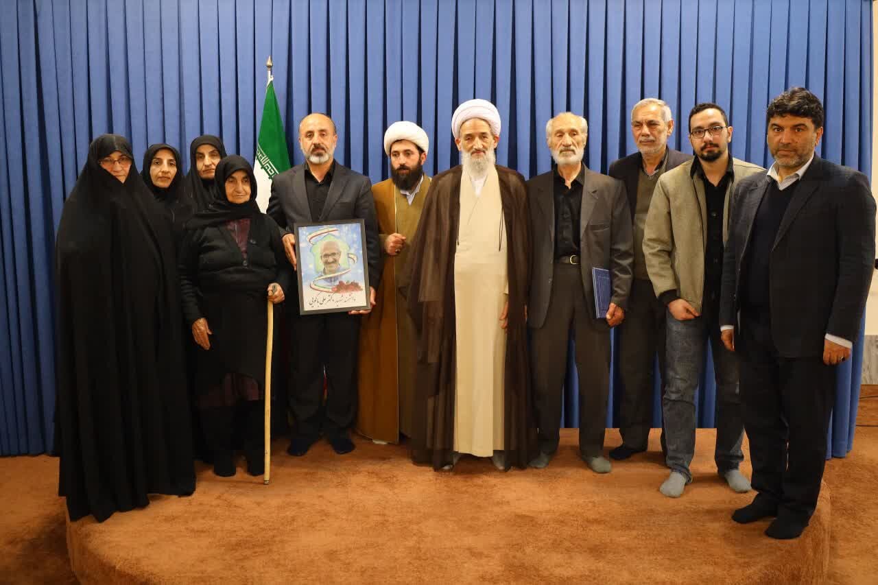 شهدا و دانشمندان دفاعی ستون‌های پنهان امنیت کشور هستند