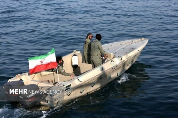 نجات ۲ سرنشین قایق در حال غرق شدن توسط مرزبانان میناب