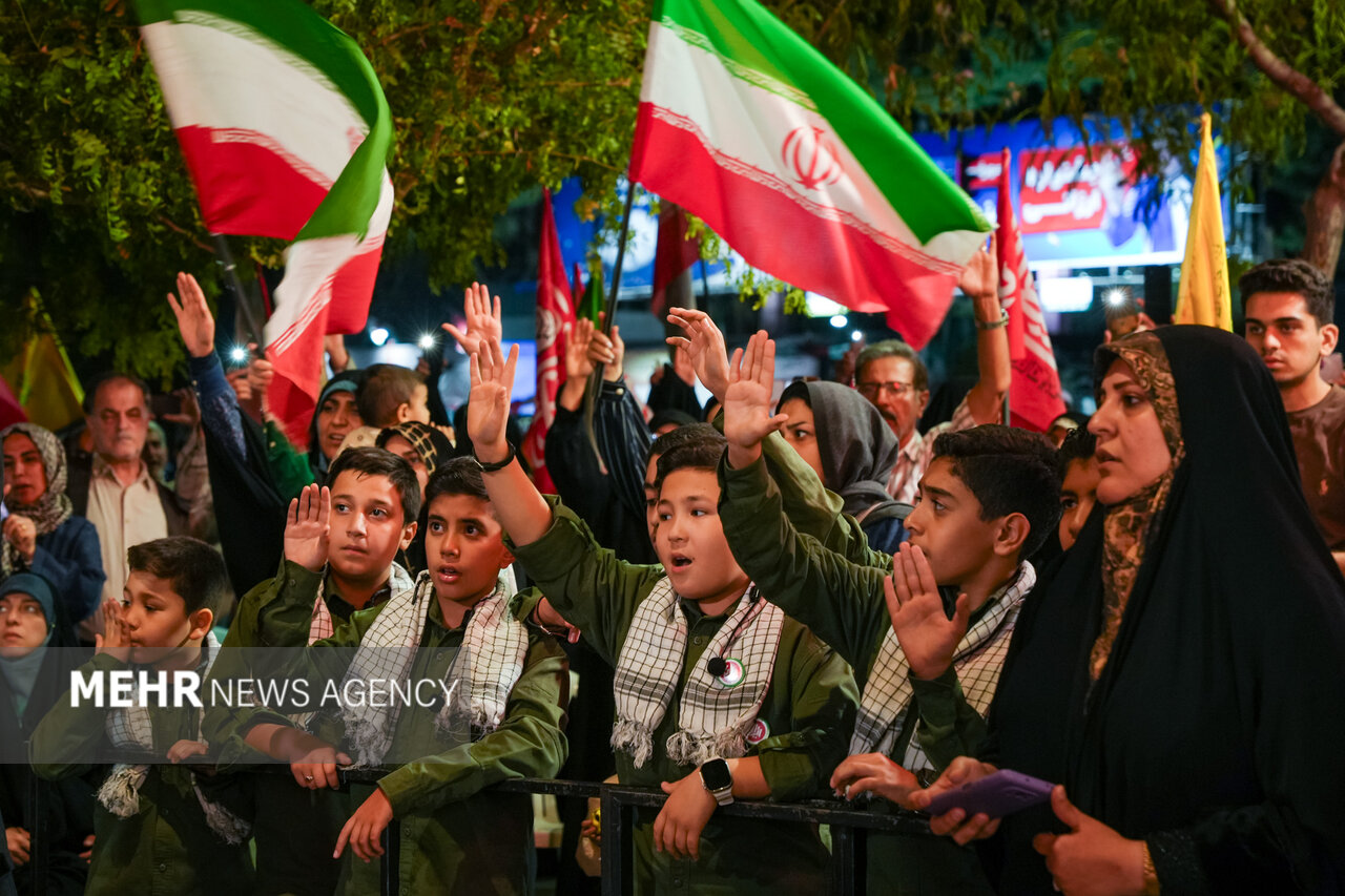 گلباران نیروهای بسیجی توسط مردم منطقه عبدالمطلب مشهد