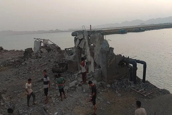 تصاویری از حمله ارتش تروریستی آمریکا به تاسیسات آب شیرین‌کن جاسک