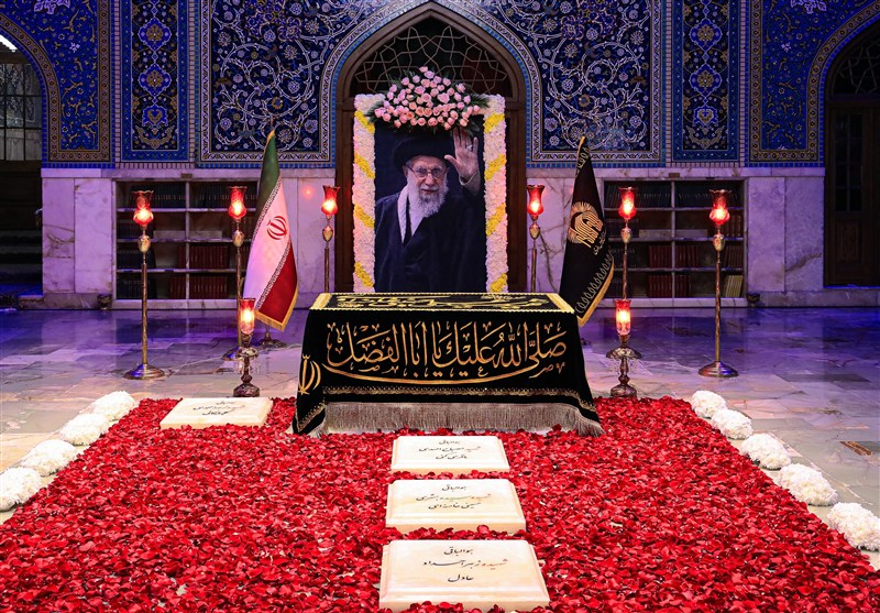 رواق اشکها و عهدها؛ چهل روز از خاکسپاری امام شهید در جوار رضوی