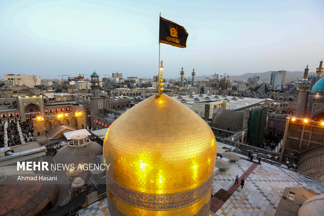 پرچم گنبد امام رضا(ع) به رنگ عزا درآمد