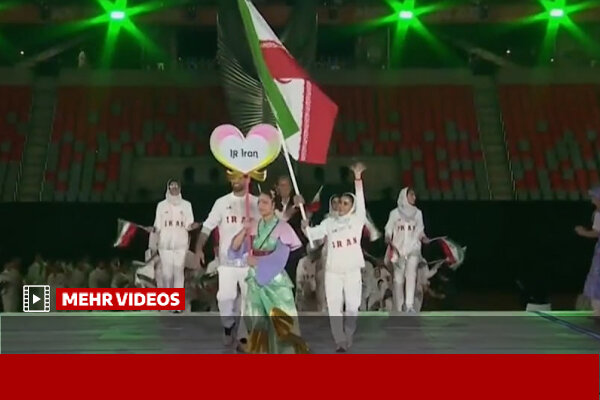 رژه کاروان ورزشی ایران در مراسم افتتاحیه بازی‌های آسیایی ناگویا