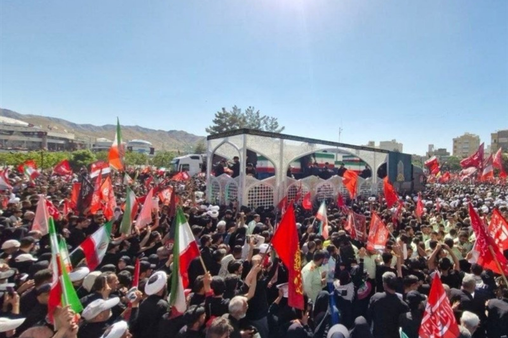 از بین‌الحرمین تاصحن رضوی؛ آغاز مراسم بدرقه «رهبر شهید»؛ ظرفیت حرم مطهر رضوی تکمیل شد